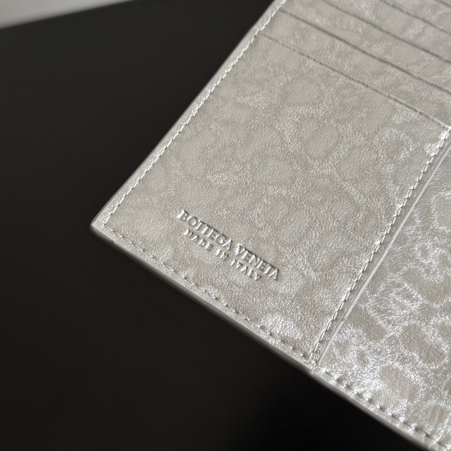 보테가 베네타 인트레치아토 위빙 여권 지갑